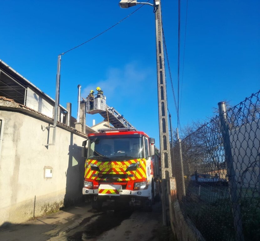20241227 incendio chimenea bustelo, vilardevós_sucesos02