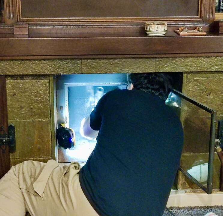 Pedro Armestre, buscando una solución para rescatar a su gato desde el interior de la vivienda de la vecina.