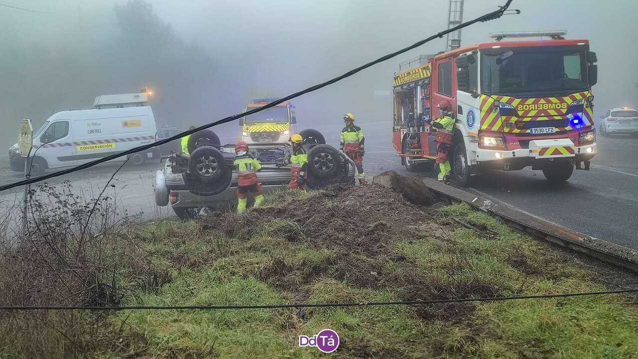Vehículo volcado tras choche contra un poste en As Estivadas.
