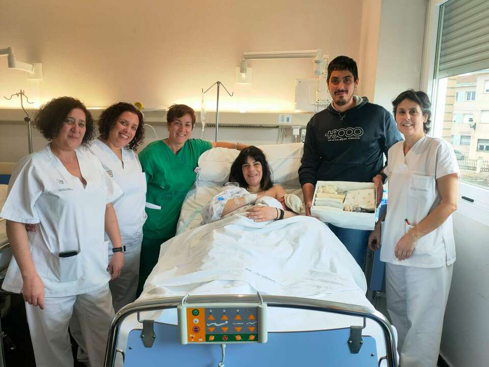 La pequeña, sus orgullosos padres, y parte de los profesionales sanitarios que velaron por un feliz parto.