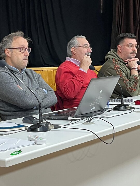 20250116 Chivite, escuela embajadora, Juan Carlos Francisco Rivera, Castor Gago e Diego Lourenzo conferencia (3)