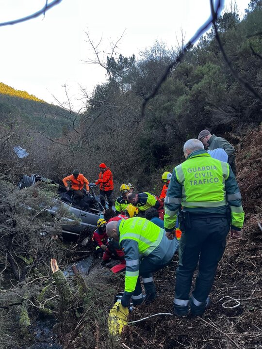 El conductor del vehículo quedó atrapado en el interior.