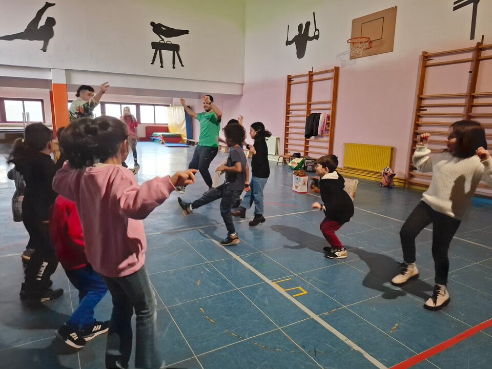 Mondra enseña a bailar A Muñeira al alumnado de primaria en Vilardevós FOTO | María Dosantos