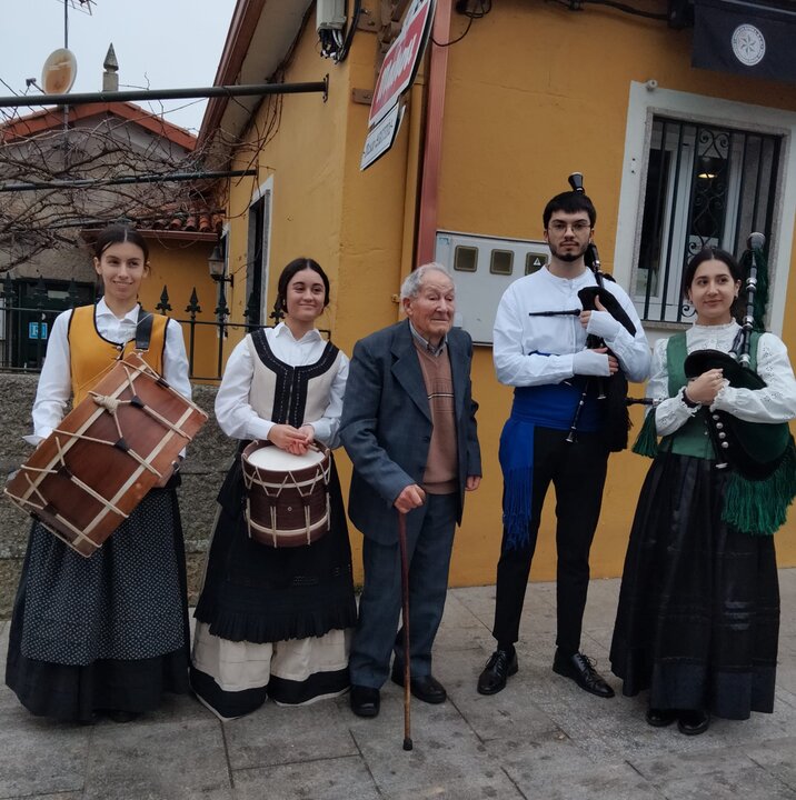 Domingo Pérez Salgado junto al grupo de música tradicional galega.