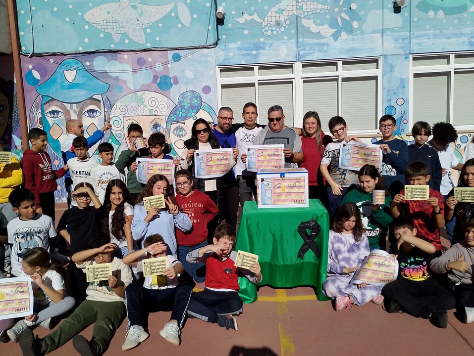 Foto del alumnado y profesorado en el CEIP Amaro Refojo de Verín.