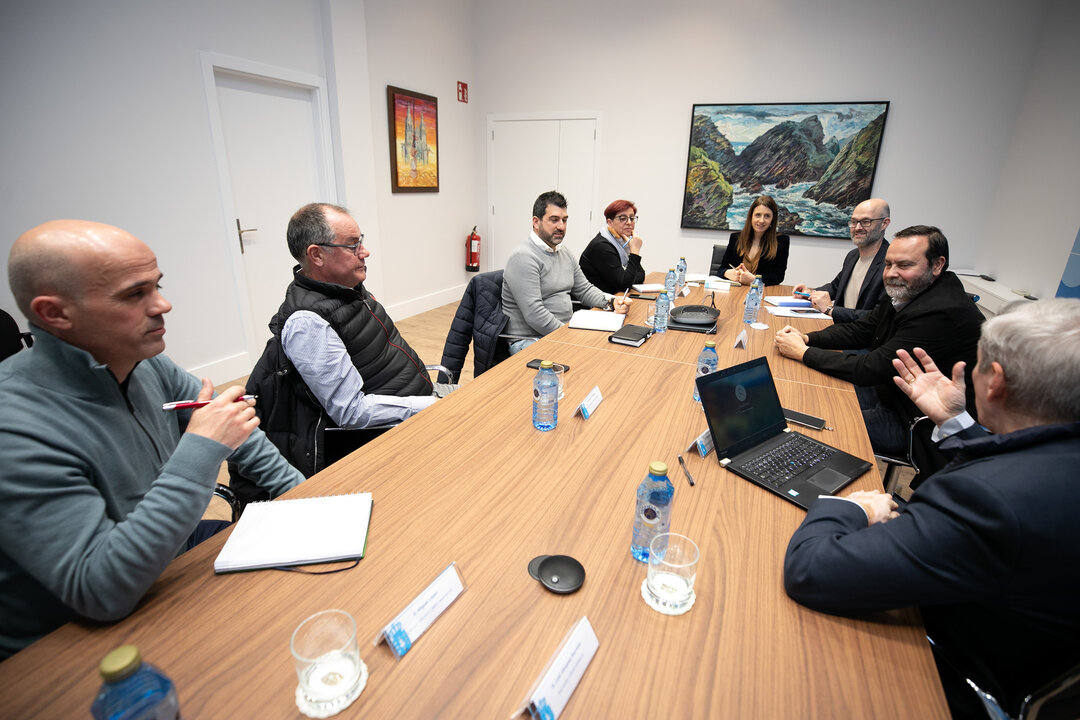 A conselleira do Medio Rural, María José Gómez, acompañada polo director da Axencia Galega da Calidade Alimentaria, Martín Alemparte, mantern unha reunión con representantes dos consellos reguladores das denominacións de orixe vitivinícolas de Galicia.