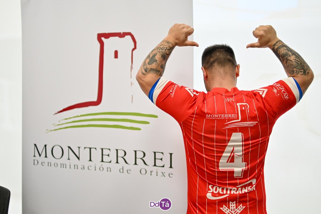 Vázquez Losada luciu, no momento da sinatura, unha das camisolas do clube verinense. | FOTO: Noelia Caseiro.