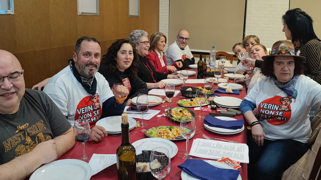 Rogelio Viñán -primero por la izquierda-, ginecólogo del Hospital de Verín y uno de los que no se cayó nunca, ni en la cena ni cuando se trata de defender al Hospital de Verín. | FOTO: Xosé Lois Colmenero.