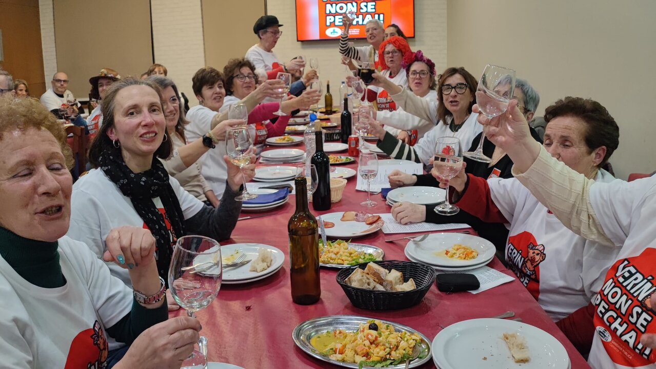 Durante la cena se brindó por la consecución de uno de los mayores logros históricos de la comarca, y se volvieron a corear sus lemas. | FOTO: Xosé Lois Colmenero.