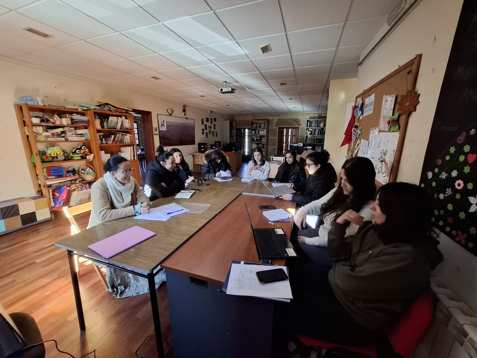 Equipo de trabajadoras de Portas Abertas en una reunión en Vilardevós. | FOTO: María Dosantos