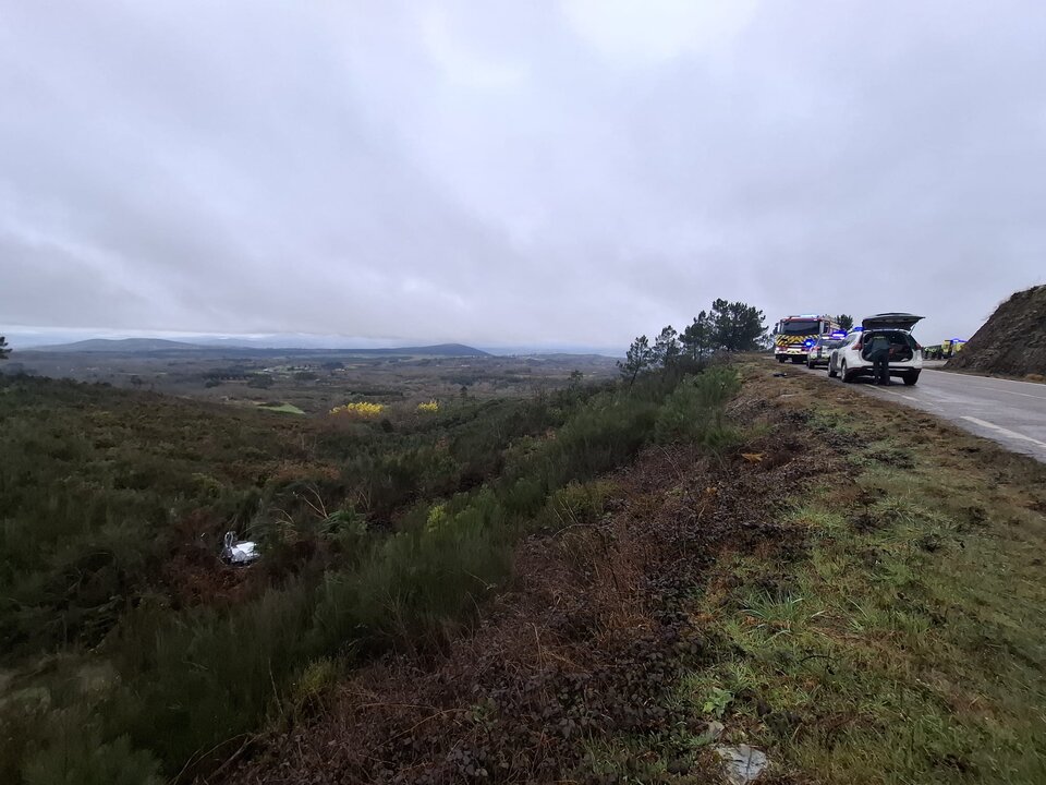 20250225 Accidente Vilardevós, enlace con la A52, barranco (1)