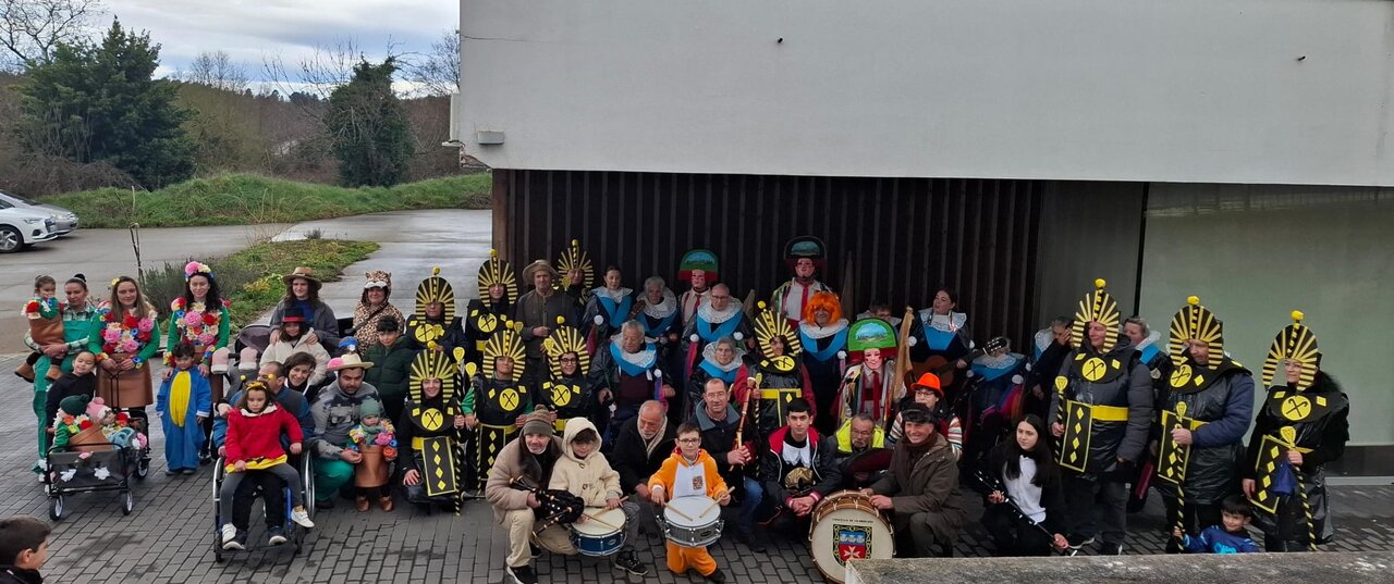 Imagen de participantes en el desfile del Entroido de Vilardevós frente a la Residencia de Mayores.