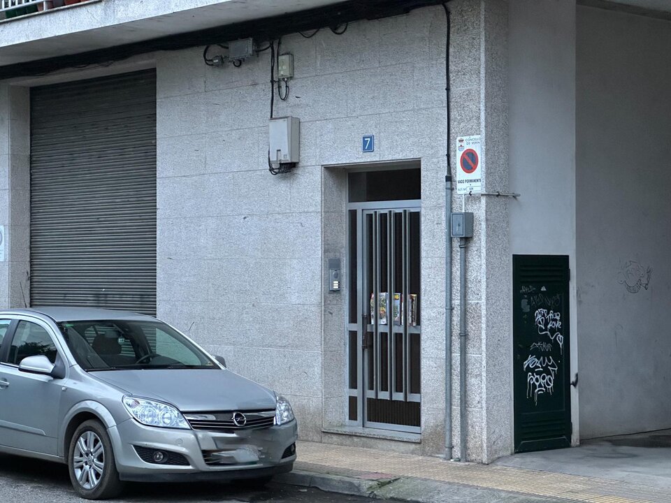 Portal número 7 de la calle Ourense de Verín donde se procedió al registro policial. | FOTO: Diario do Támega.