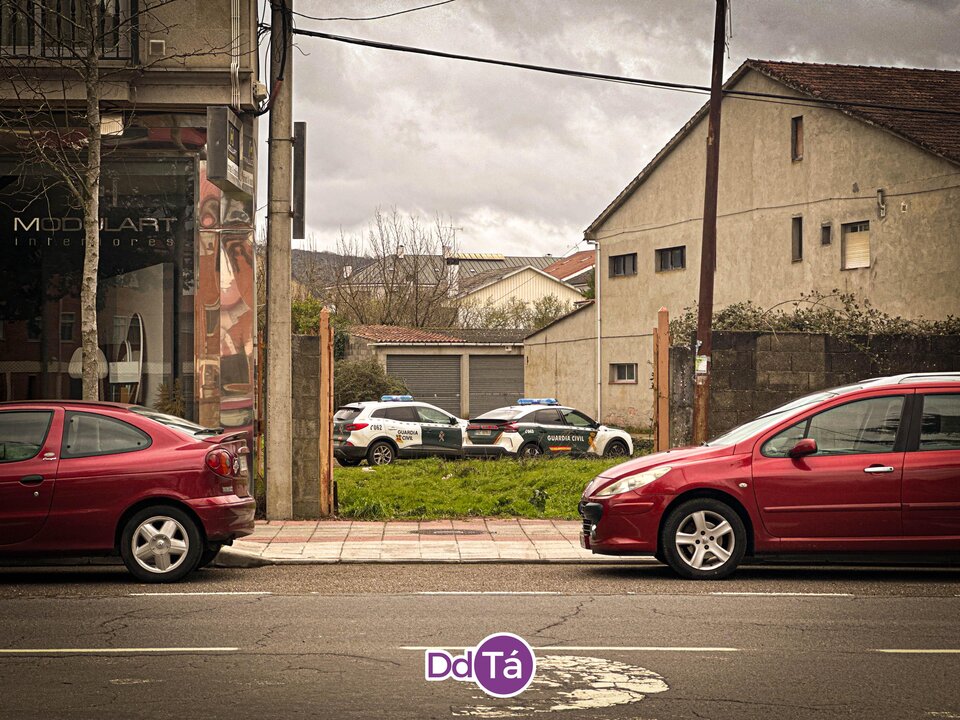Los agentes derribaron una verja para poder acceder con sus vehículos. | FOTO: Anabel G. Simón.