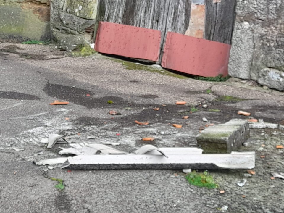 Desperfectos caídos a causa do temporal dende a Casa Reitoral de Vilardecervos.