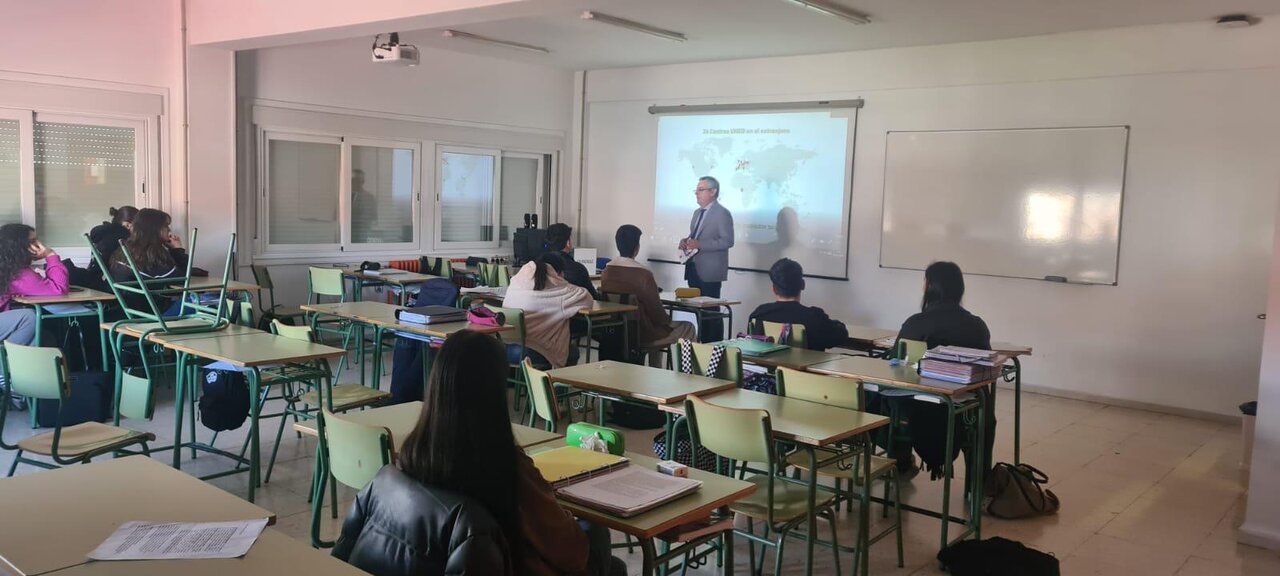 20250325 JEsús Manuel García, director UNED OU, explica IES Verín, García Barbón
