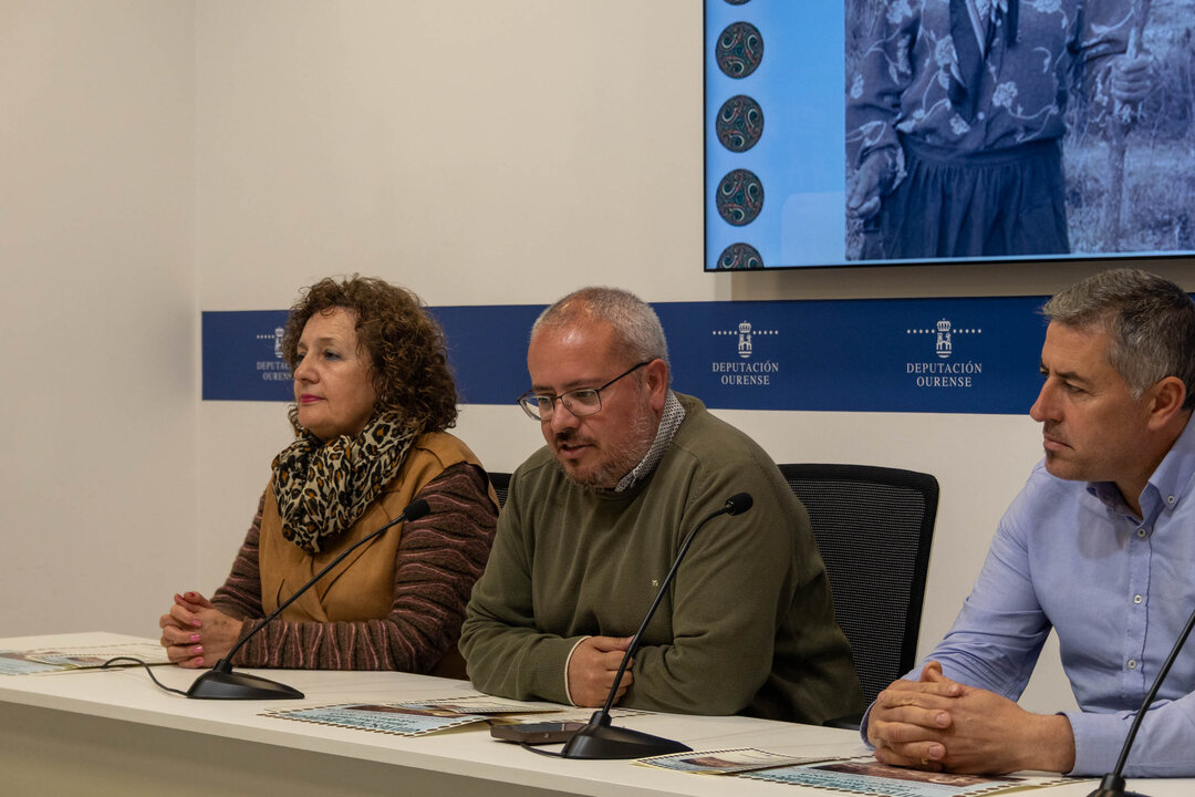 20250407 Festival Medieval Viana do Bolo, presentación02. María Jesús Movilla, presidenta da Coral Candea de Viana, César Fernández, deputado de Cultura,  e Marcos Martínez, concelleiro de Cultura de Viana do Bolo.