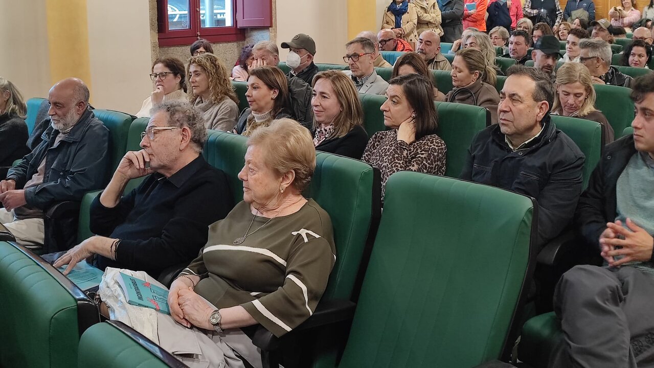 Roberto Verino, de negro, atento a la presentación de Sixto Arias. | FOTO: Xosé Lois Colmenero.