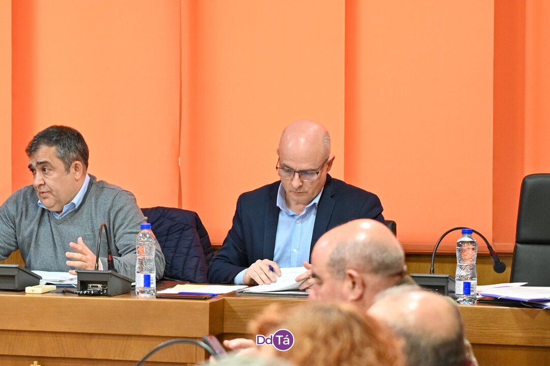 Santiago Lorenzo Taboada, el secretario de la Mancomunidad, poco antes de dar cuenta del resumen presupuestario. | FOTO: Noelia Caseiro.
