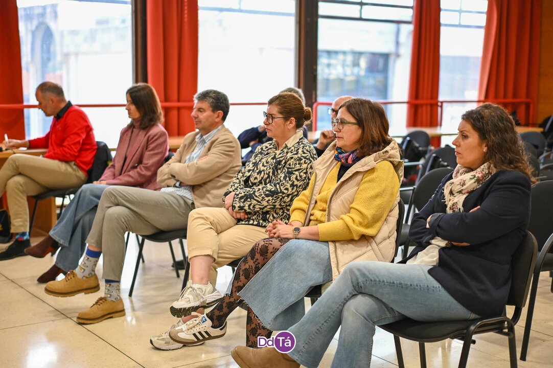 Alcaldesas de Porqueira y de Oímbra entre los asistentes a la presentación del proyecto | FOTO: Noelia Caseiro.
