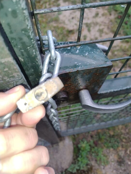 Pegamento en pechaduras de instalacións municipais.