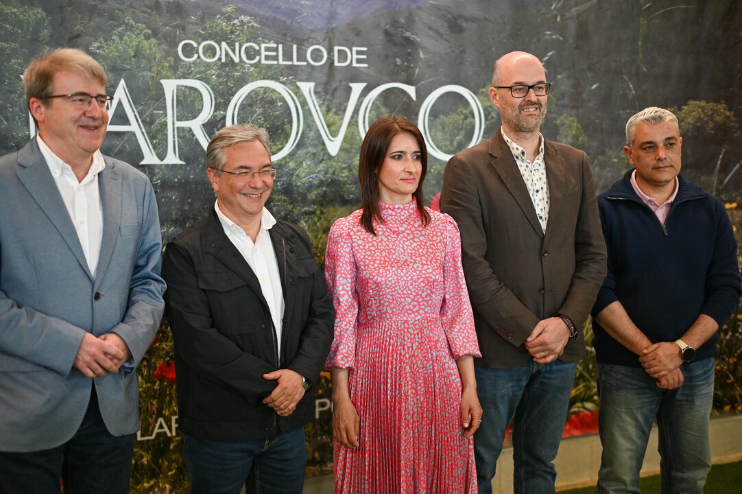 La alcaldesa de O Larouco, Patricia Lamela, entre Luis Menor -presidente de la Deputación- y Martín Alemparte, director de la Axencia Galega de Calidade Alimentaria. | FOTO: Noelia Caseiro.