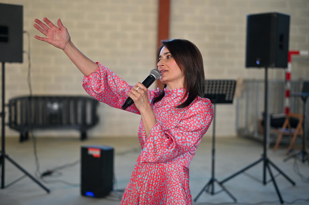 Patricia Lamela, la regidora, se dirigió brevemente al público para agradecer la masiva afluencia. | FOTO: Noelia Caseiro.
