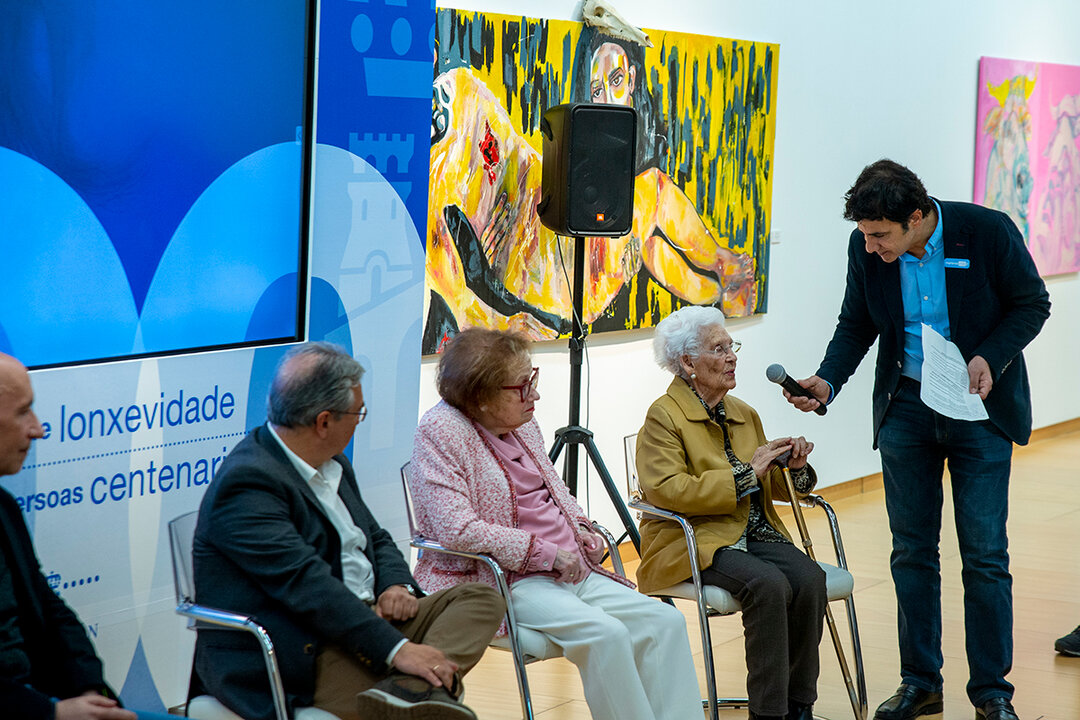 Pablo G-Vivanco conversa con mujeres centenarias durante el acto de presentación del estudio.