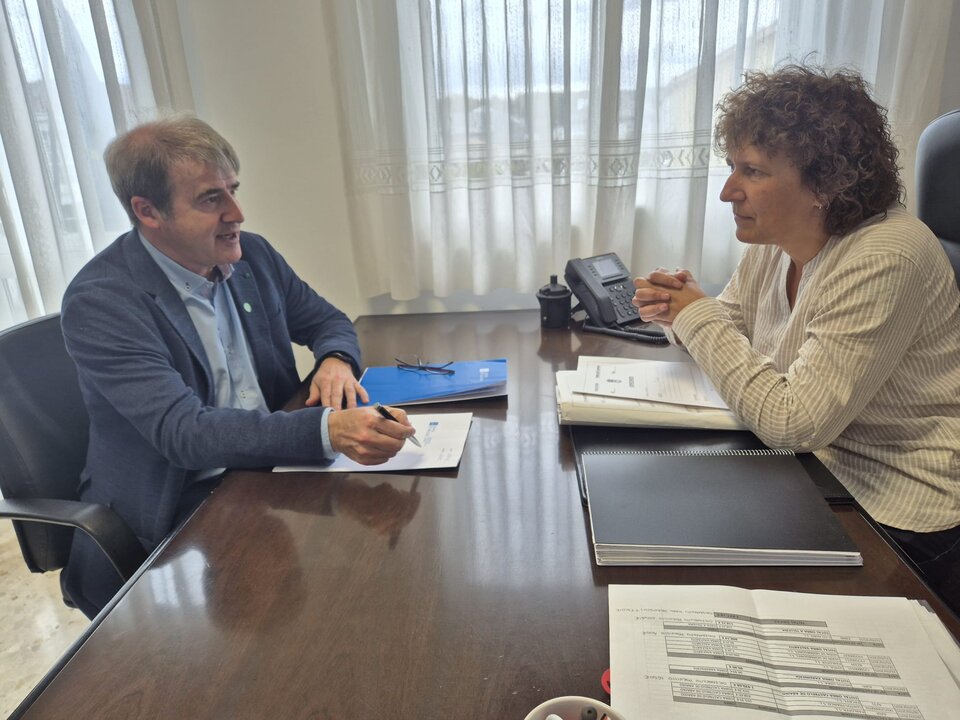 Eva Barrio, la alcaldesa de Riós, departiendo con el delegado de la Xunta en Ourense, Manuel Pardo.