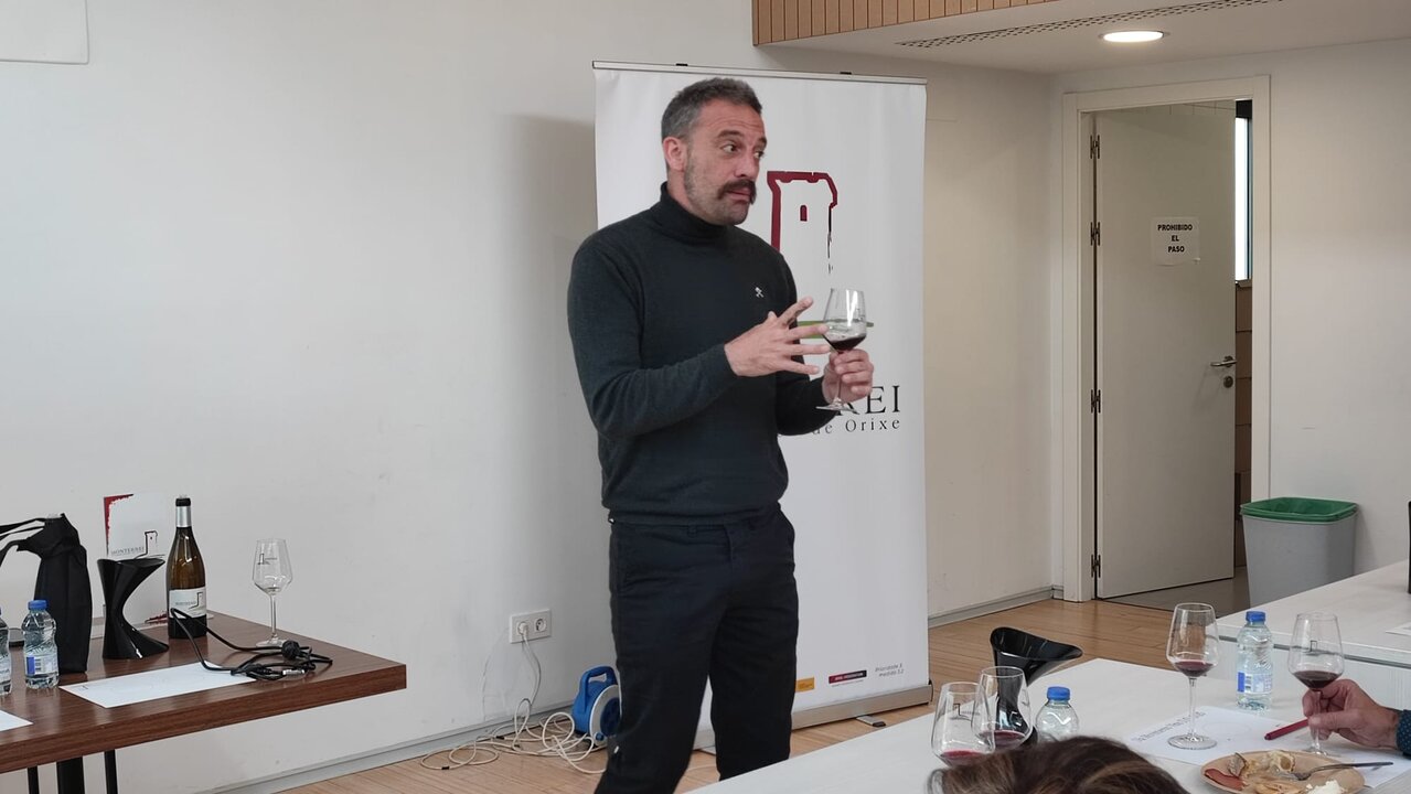 El presidente de la Asociación Gallega de Sumilleres, Juanjo Figueiroa, dirigió la cata previa al brindis. | FOTO: Xosé Lois Colmenero.