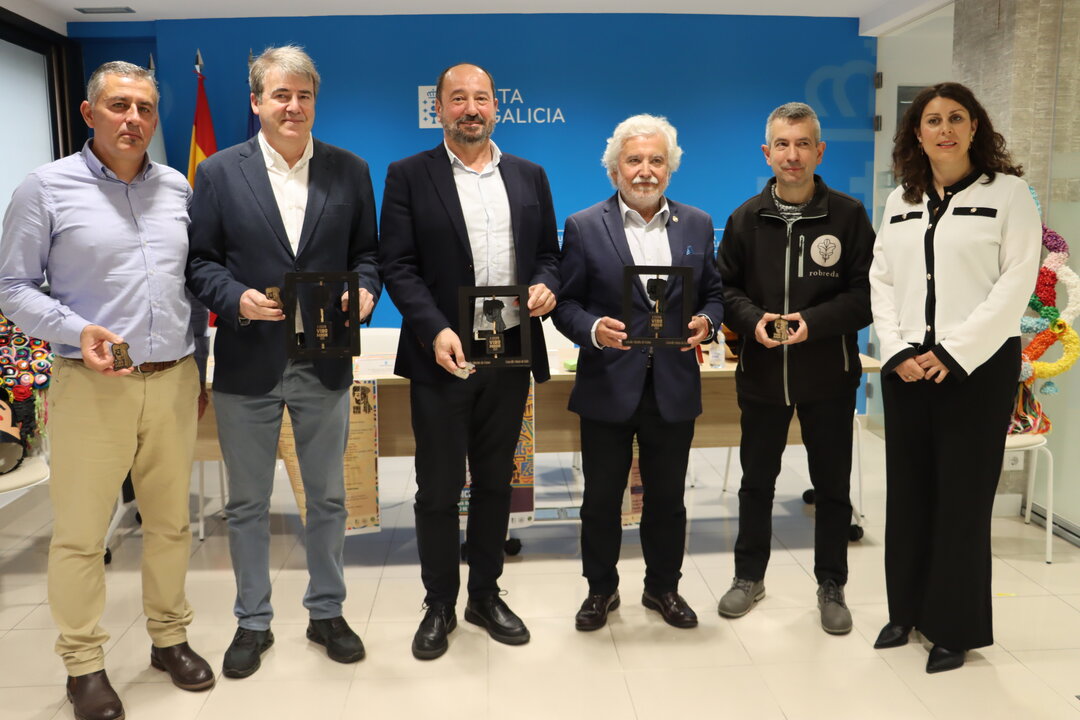 O director xeral de Turismo de Galicia, Xosé Merelles, e o delegado territorial da Xunta en Ourense, Manuel Pardo, acompañados por outros representantes locais dos concellos de Vilariño de Conso e Viana do Bolo.