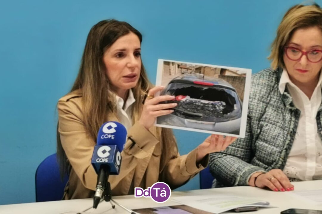 Lara de Sousa enseña imágenes de denuncias vecinales realizadas en Verín.