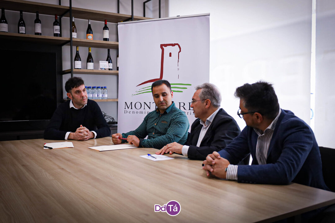 En la reunión de trabajo también estaba presente el gerente de la D.O., Gonzalo Losada -izquierda- y el diputado autonómico Víctor Baladrón, a la derecha. | FOTO: Anabel G. Simón.