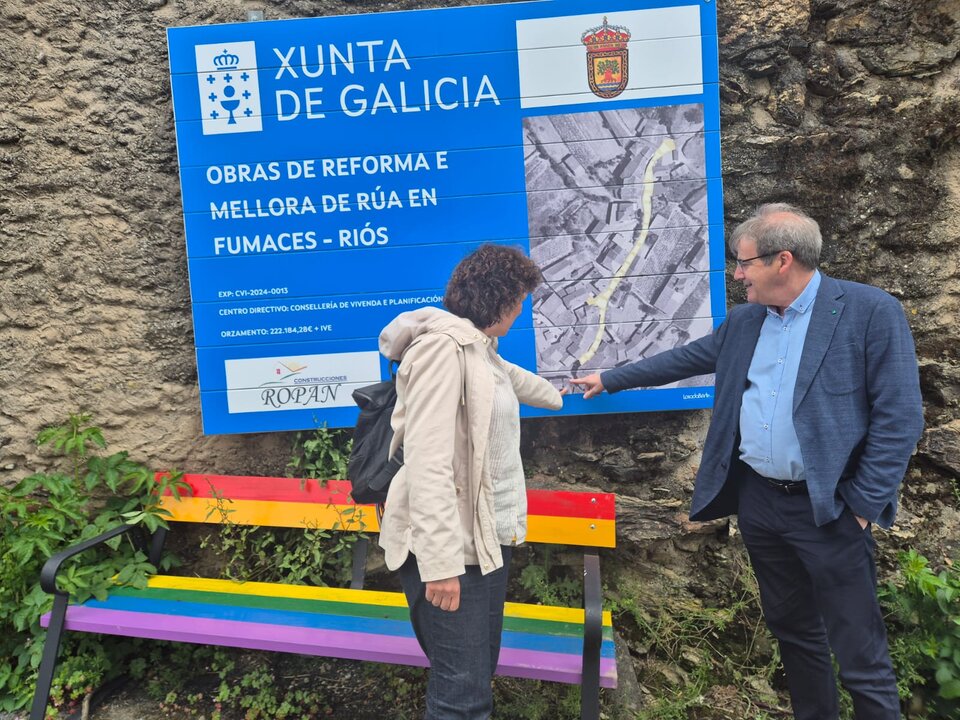 Barrio y Pardo señalan el punto del mapa de obras en el que se encuentran.