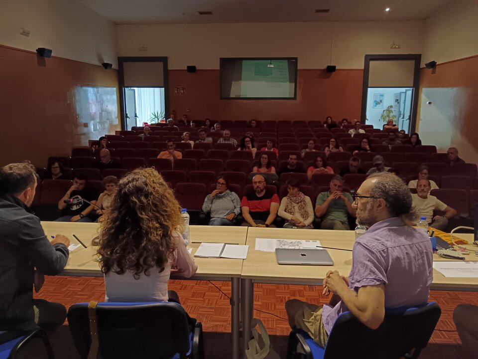 La primera reunión informativa de la Plataforma tuvo lugar este miércoles en Viana. | FOTO: Xosé Lois Colmenero.