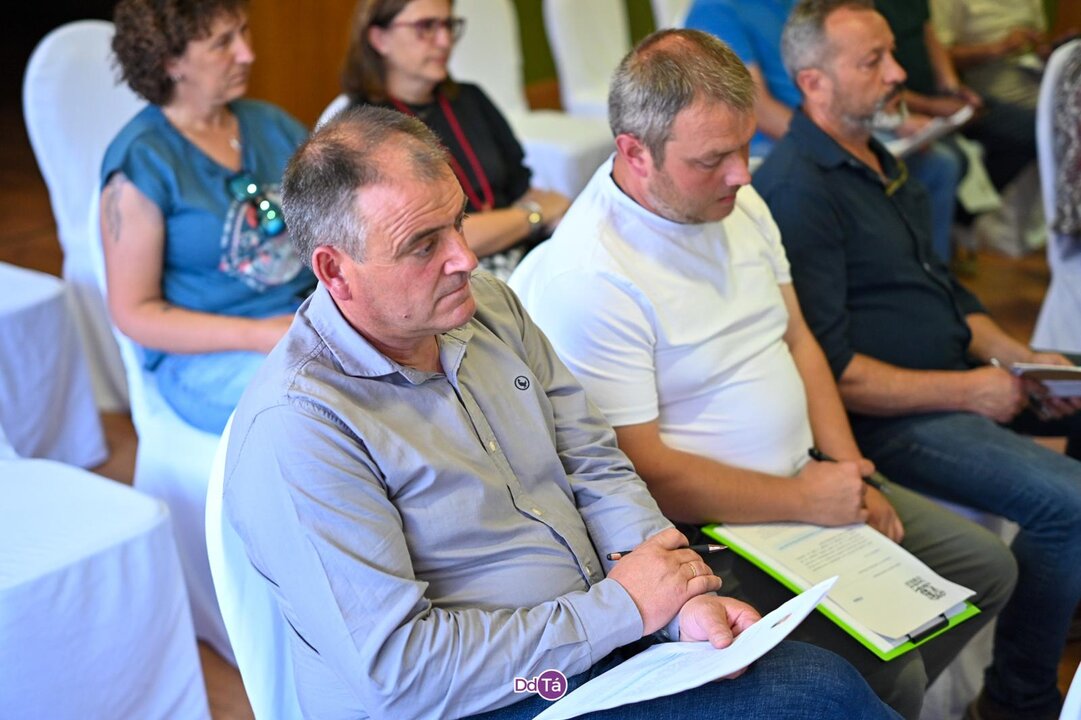 En primer término, el regidor de Xinzo de Limia, Amador Díaz Penín. | FOTO: Noelia Caseiro.