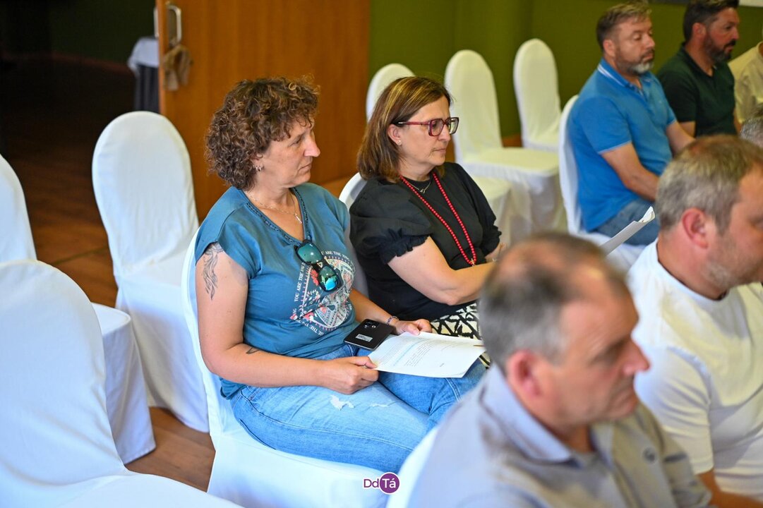 Eva Barrio y Ana María Villarino, alcaldesas de Riós y Oímbra, respectivamente. | FOTO: Noelia Caseiro.