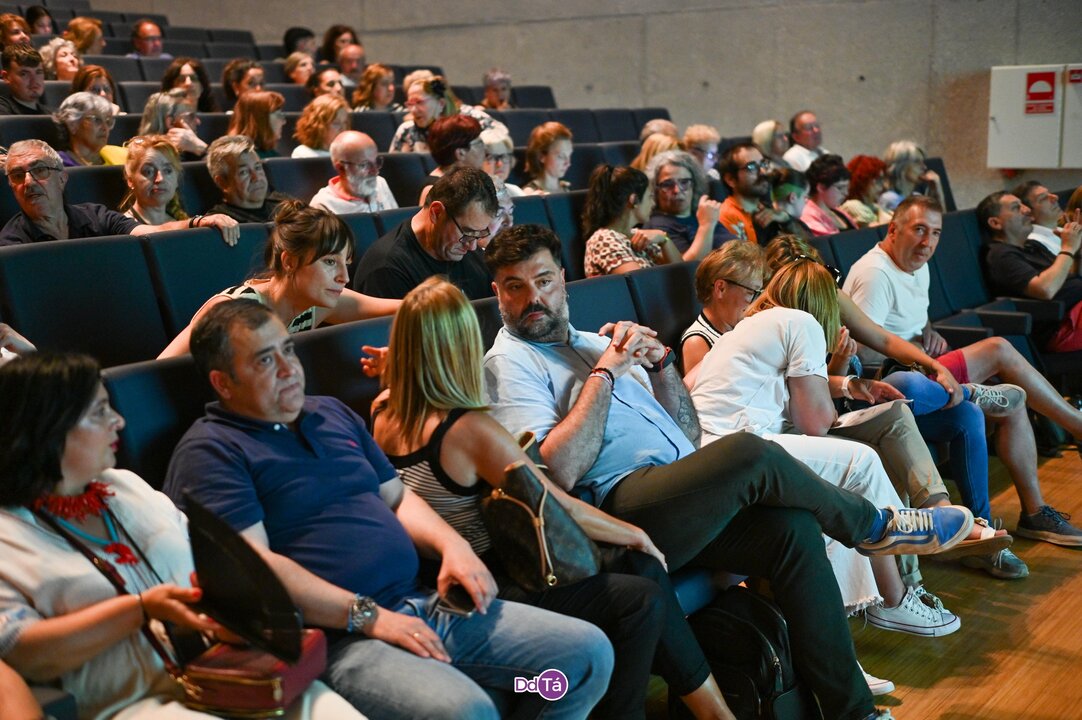 En el centro de la imagen, el teniente de alcalde del Concello de Verín, Diego Lourenzo. | FOTO: Noelia Caseiro.