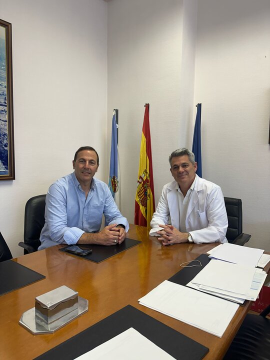 Germán Rodríguez-Saá, con el director del Hospital de Verín, Pablo Martín Lancharro.