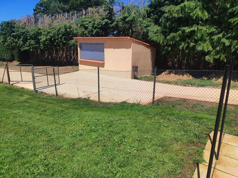 Nuevo bar de la piscina de Vilardevós, al fondo.