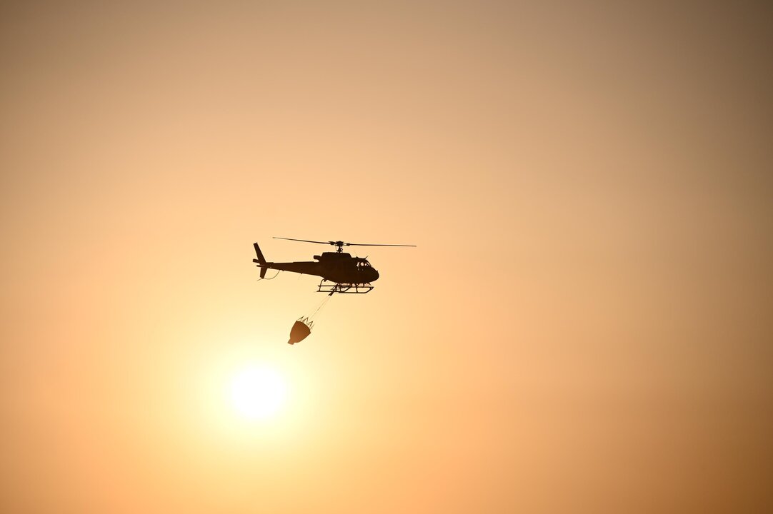 Un helicóptero en plena tarea de extinción de un fuego en la comarca de Monterrei. | FOTO: Noelia Caseiro.