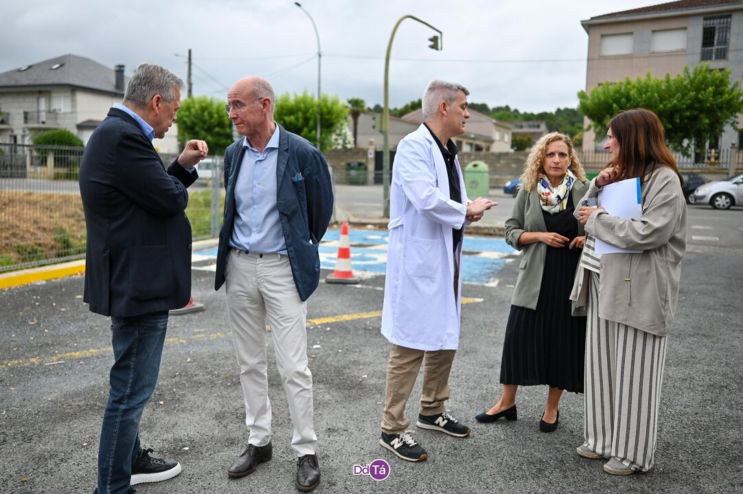 Gómez Caamaño charla con el Gerente del Área en Ourense, Santiago Camba. Tras ellos, el director del Hospital de Verín, Pablo Martín.