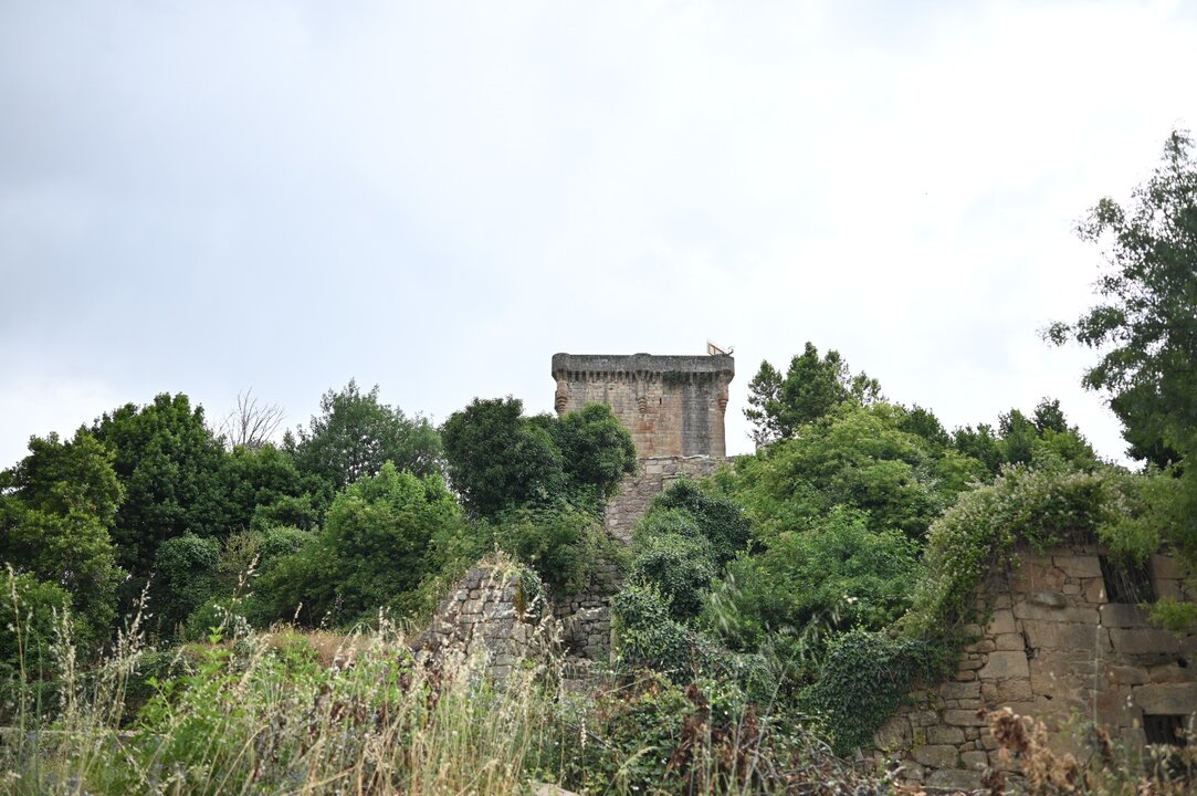 Detalle de los muros exteriores y algunas construcciones del Castelo de Monterrei con una de las torres de fondo. FOTO | Noelia Caseiro.