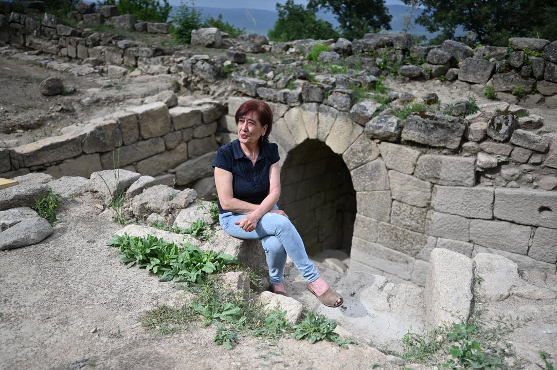 La investigadora Nieves Amado junto a la muralla
medieval original y la Poterna que estaban totalmente cubiertos por piedras y vegetación. FOTO | Noelia Caseiro.