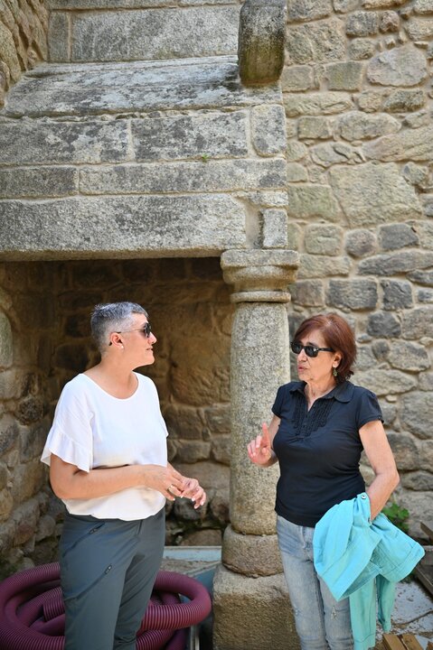 La arquitecta Cristina Fuentes Canabal y la investigadora Nieves Amado en la visita a las obras del Castelo de Monterrei FOTO | Noelia Caseiro.