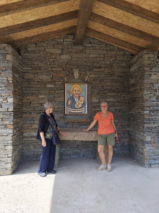 La primeras devotas de San Ramón Mentirán, en el interior de la "no" capilla.