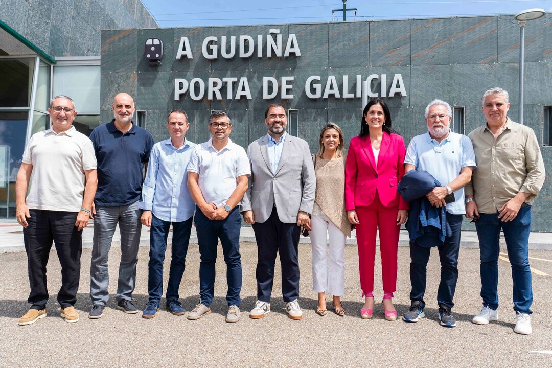 De izquierda a derecha: Argimiro Marnotes, José Luis Ferro, Juan Manuel Casares, Víctor Baladrón, Alberto Pazos, Noelia Pérez, Paula Prado, Miguel Ángel Santalices y Miguel Ángel Viso. FOTO | Partido Popular.