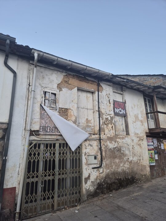 20250722 Vandalismo Laza, tienda entroido acenLAZAdos atacada