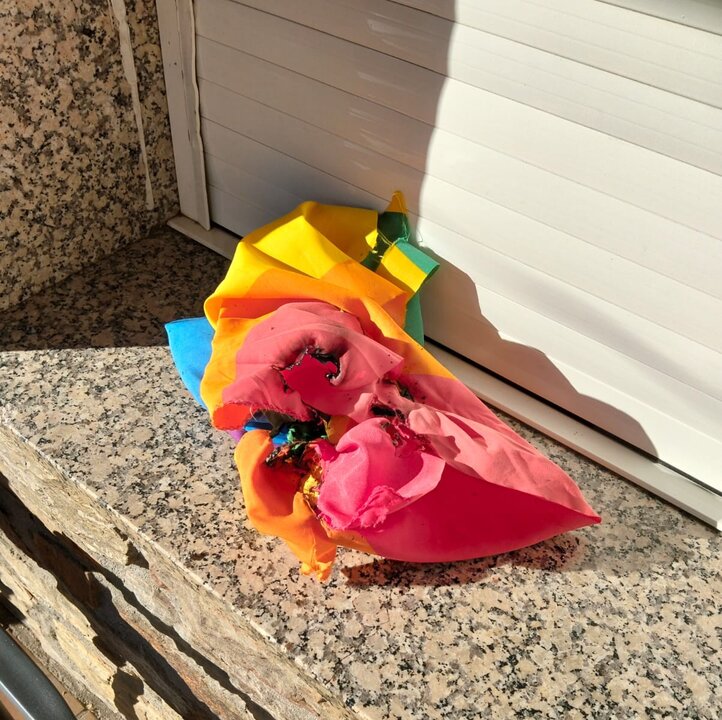 20250722 Vandalismo Laza, banderas LGTBIQplus atacadas