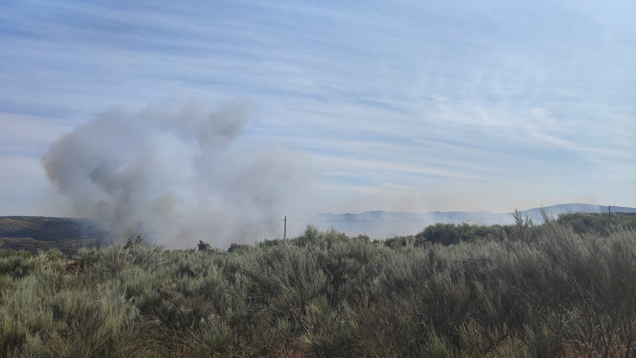 Incendio activo en San Millán, Cualedro. | FOTO: Xosé Lois Colmenero.